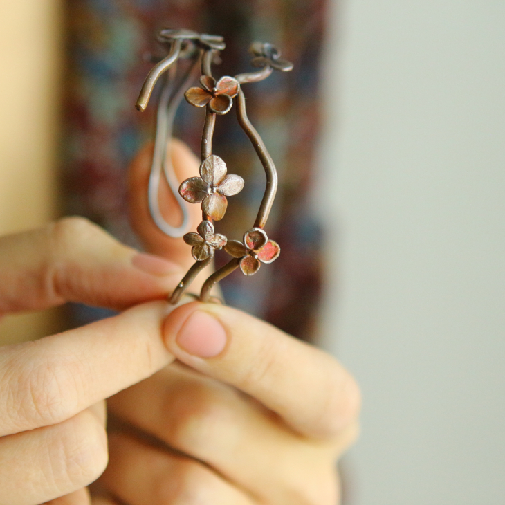 Hydrangea and ginkgo floral bracelet in colored silver, фото 2